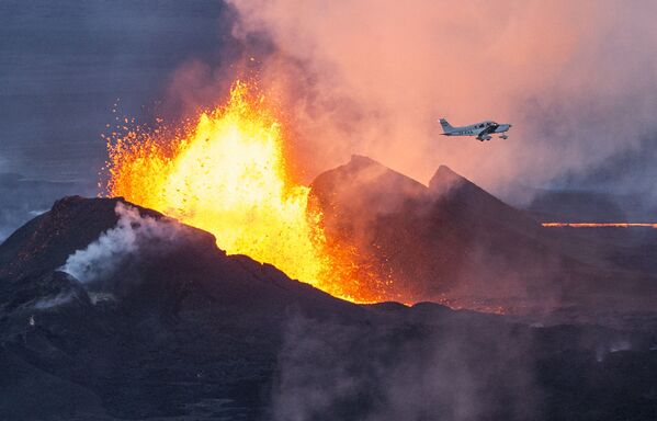 Самолет пролетает над извергающимся вулканом Бардарбунга в Исландии - Sputnik Абхазия