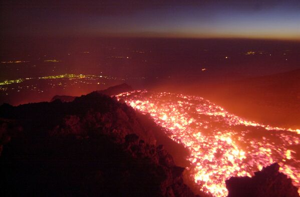 Извержение вулкана Этна в окрестностях итальянского города Катания - Sputnik Абхазия