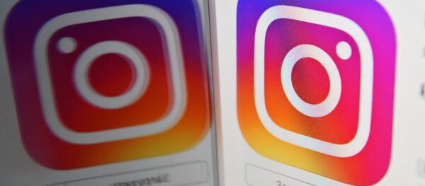 Иконка социальной сети Instagram на экране смартфона Иконка социальной сети Instagram на экране смартфона - Sputnik Абхазия