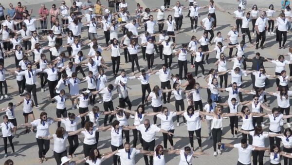 1200 киприотов устроили танцевальный флешмоб в гавани Пафоса - Sputnik Абхазия
