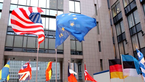 Flagi USA i UE w Brukseli - Sputnik Абхазия