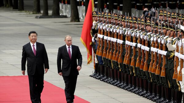 Президент Китая Си Цзиньпин и президент России Владимир Путин на церемонии приветствия возле Большого зала народа в Пекине - Sputnik Аҧсны