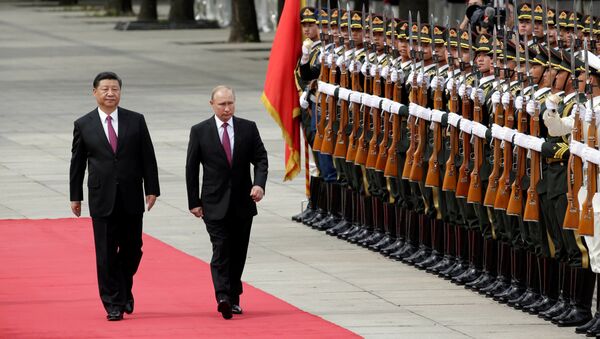 Президент Китая Си Цзиньпин и президент России Владимир Путин на церемонии приветствия возле Большого зала народа в Пекине - Sputnik Абхазия