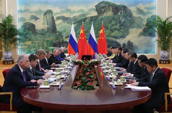 Президент РФ Владимир Путин и председатель КНР Си Цзиньпин во время российско-китайских переговоров в Пекине - Sputnik Абхазия