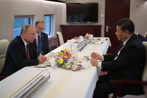 Президент РФ Владимир Путин и председатель КНР Си Цзиньпин едут на электропоезде в Тяньцзинь - Sputnik Абхазия