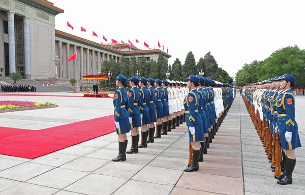 Президент РФ Владимир Путин и председатель КНР Си Цзиньпин на площади Тяньаньмэнь в Пекине - Sputnik Абхазия