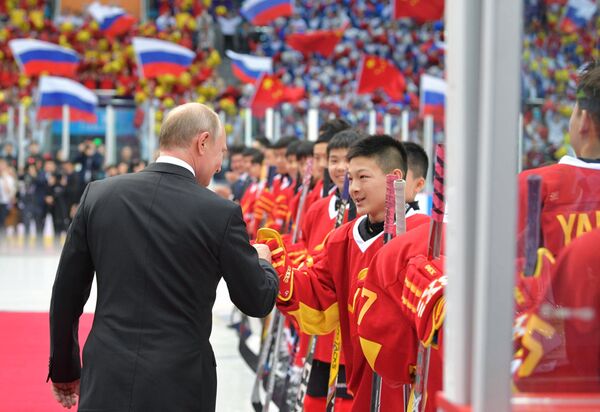 Президент РФ Владимир Путин во время посещения товарищеского хоккейного матча юношеских команд в Тяньцзине - Sputnik Абхазия