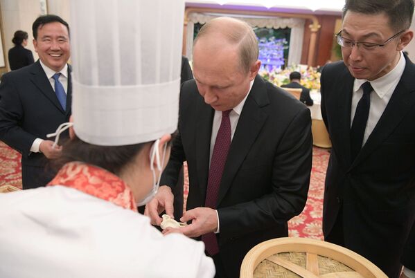 Президент РФ Владимир Путин на торжественном приеме от имени председателя КНР Си Цзиньпиня в Тяньцзине - Sputnik Абхазия