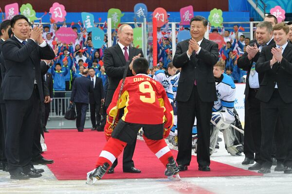 Президент РФ Владимир Путин и председатель КНР Си Цзиньпин во время посещения товарищеского хоккейного матча юношеских команд в Тяньцзине - Sputnik Абхазия