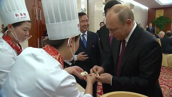 Путин приготовил китайские «блины» и «пельмени» - Sputnik Абхазия