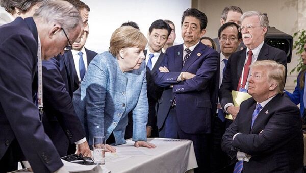 Канцлер ФРГ Ангела Меркель разговаривает с президентом США Дональдом Трампом на саммите G7. 9 июня 2018 - Sputnik Абхазия