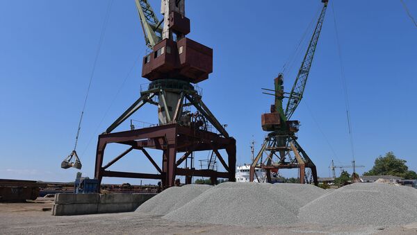 Погрузка инертных на грузовой корабль для транспортировки груза из Сухумского порта в Крым - Sputnik Абхазия