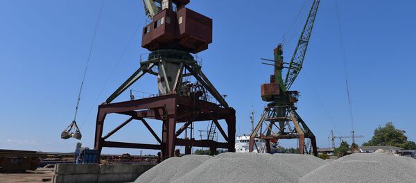 Погрузка инертных на грузовой корабль для транспортировки груза из Сухумского порта в Крым Погрузка инертных на грузовой корабль для транспортировки груза из Сухумского порта в Крым - Sputnik Абхазия