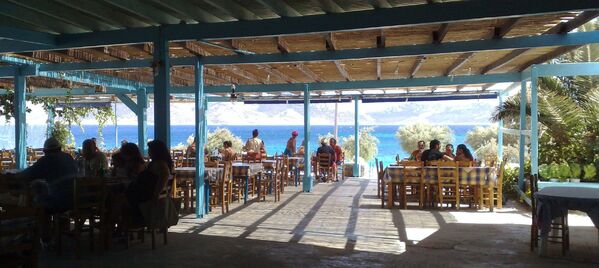 Гостеприимная и теплая Греция ждет гостей. На фото - одно из греческих кафе - Sputnik Абхазия