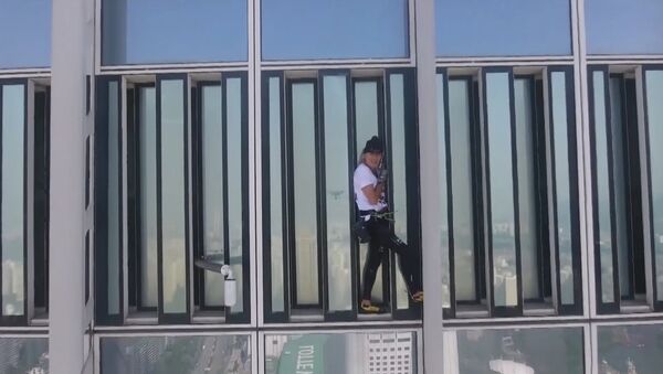 Человек-паук попытался взобраться на небоскреб в Сеуле - Sputnik Абхазия