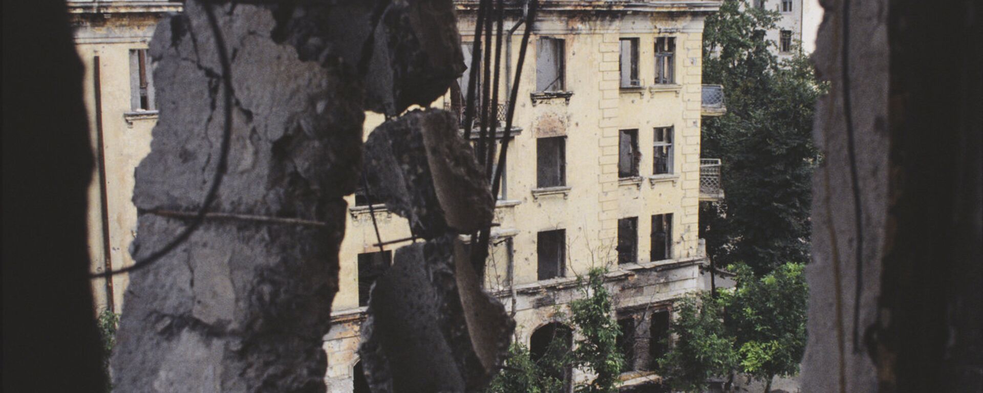 Отечественная война народа Абхазии 1993-1994 года. Разрушенные дома в центре города Сухум - Sputnik Аҧсны, 1920, 14.08.2021