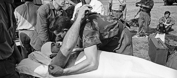 Командир абхазских ополченцев прощается с раненным бойцом. Командир абхазских ополченцев прощается с раненным бойцом. - Sputnik Аҧсны