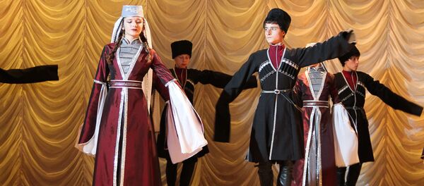 Творческие коллективы из районов республики и духовой военный оркестр во время праздничного концерта в доме культуры Гулрыпша в День России во вторник 12 июня Творческие коллективы из районов республики и духовой военный оркестр во время праздничного концерта в доме культуры Гулрыпша в День России во вторник 12 июня - Sputnik Абхазия