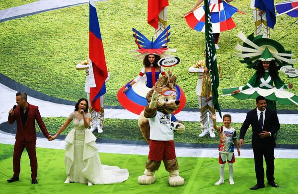 Певец Робби Уильямс и оперная певица Аида Гарифуллина выступают на церемонии открытия чемпионата мира по футболу 2018 на стадионе Лужники - Sputnik Абхазия