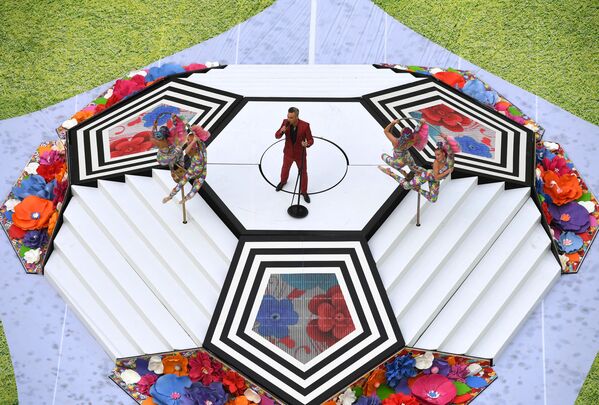 Певец Робби Уильямс выступает на церемонии открытия чемпионата мира по футболу 2018 на стадионе Лужники - Sputnik Абхазия