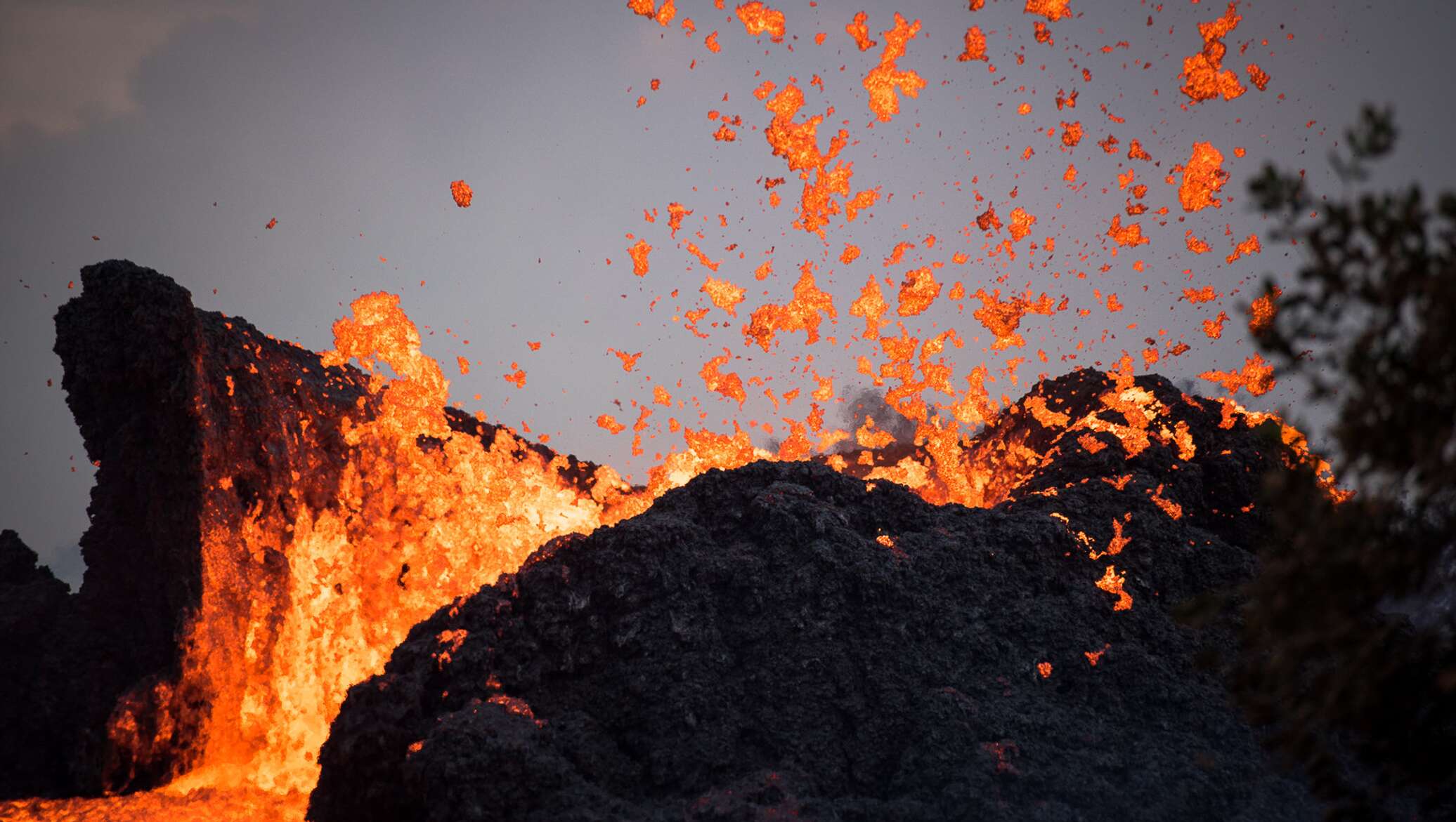 Спастись от лавы оби. Извержение Килауэа 2018. Вулкан Килауэа. Вулкан Килауэа 2023. Пепел вулкана.