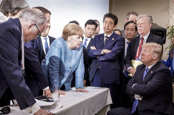 Канцлер Германии Ангела Меркель беседует с президентом США Дональдом Трампом во время саммита G-7 в Канаде - Sputnik Абхазия