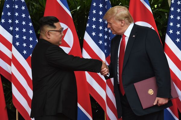 Лидер Северной Кореи Ким Чен Ын и президент США Дональд Трамп на подписании итогового документа саммита США - Северная Корея - Sputnik Абхазия