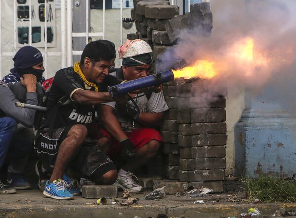 Антиправительственные демонстранты во время столкновений с полицией на баррикадах в городе Масая, Никарагуа - Sputnik Абхазия