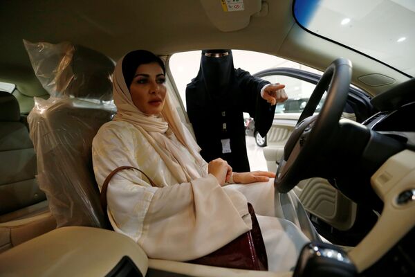 Женщина-хирург Fatima al-Nasseralah выбирает свой будущий автомобиль в одном из автосалона Эр-Рияда, Саудовская Аравия - Sputnik Абхазия