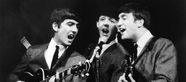 Джордж Харрисон, Пол Маккартни и Джон Леннон во время концерта в Лондоне Джордж Харрисон, Пол Маккартни и Джон Леннон во время концерта в Лондоне - Sputnik Абхазия