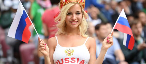Болельщица сборной России перед матчем группового этапа чемпионата мира по футболу между сборными России и Саудовской Аравии Болельщица сборной России перед матчем группового этапа чемпионата мира по футболу между сборными России и Саудовской Аравии - Sputnik Абхазия