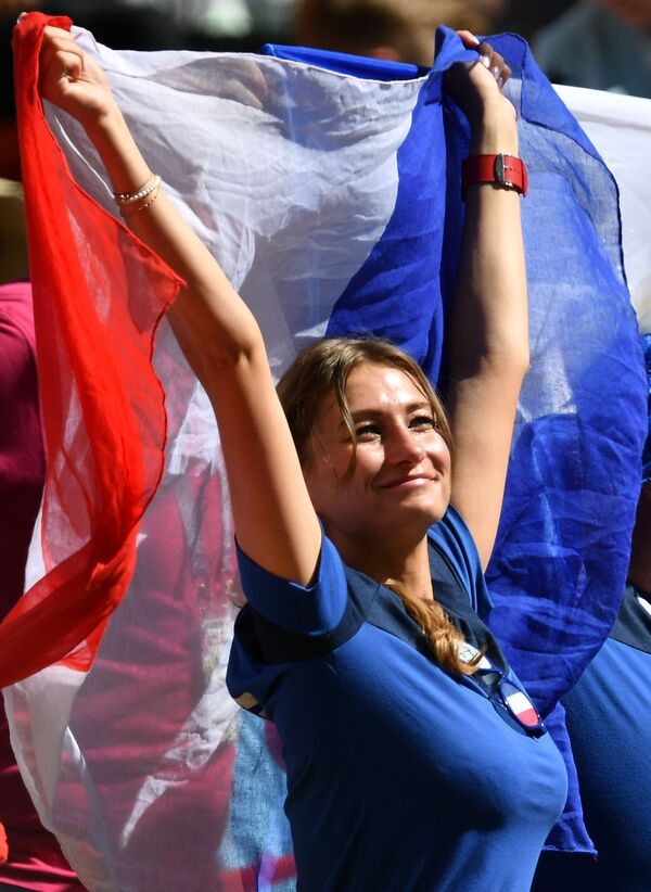 Болельщица сборной Франции во время матча группового этапа чемпионата мира по футболу между сборными Франции и Австралии - Sputnik Абхазия