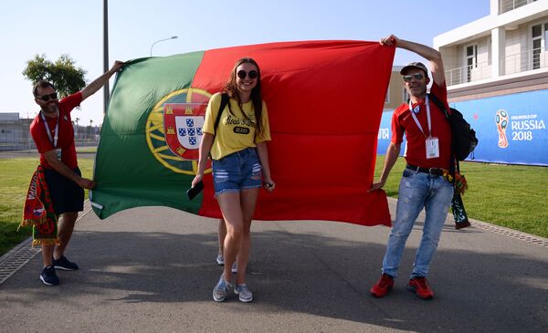 Болельщики сборной Португалии перед матчем группового этапа чемпионата мира по футболу между сборными Португалии и Испании - Sputnik Абхазия