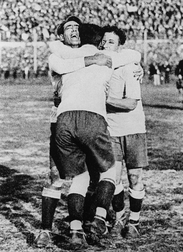 Уругвайцы Педро Сеа, Эктор Скароне и Эктор Кастро празднуют победу в матче с Аргентиной в финале чемпионата мира по футболу в Монтевидео, 1930 год - Sputnik Абхазия