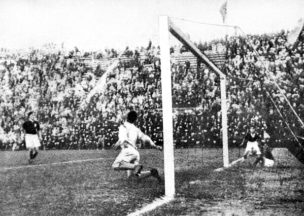 Итальянский нападающий Анджело Скьявио забивает победный гол в матче с Чехословакией в финале чемпионата мира по футболу, 1934 год - Sputnik Абхазия