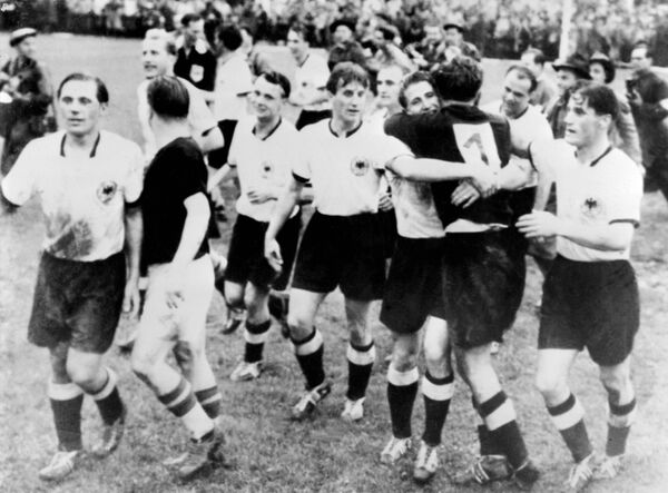 Футболисты немецкой сборной празднуют победу в матче с Венгрией в финале чемпионата мира по фоутболу, 1954 год - Sputnik Абхазия
