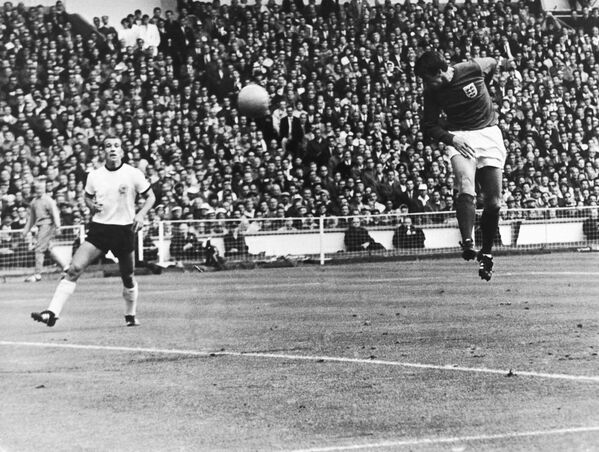 Английский нападающий Джеффри Херст забивает первый гол в финальном матч чемпионата мира по футболу против Западной Германии, 1966 год - Sputnik Абхазия