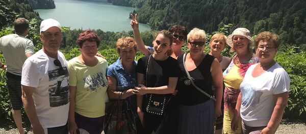 Руслана Гергедава во время экскурсии на озере Рица Руслана Гергедава во время экскурсии на озере Рица - Sputnik Абхазия