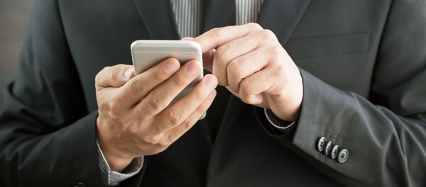 Мужчина со смартфоном - Sputnik Абхазия