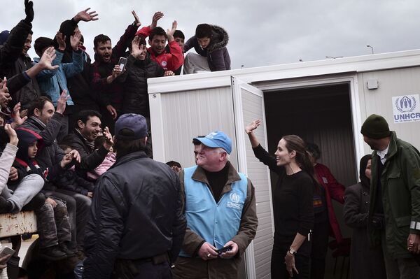 Актриса и посол доброй воли ООН Анджелина Джоли приветствует мигрантов и беженцев в портовом городе Пирей, Греция - Sputnik Абхазия