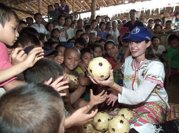 Посол доброй воли УВКБ ООН Анджелина Джоли в лагере беженцев Tham Hin на границе Таиланда и Мьянмы - Sputnik Абхазия