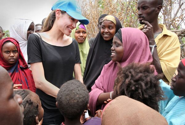 Посол доброй воли УВКБ ООН Анджелина Джоли с сомалийскими беженцами в переполненном лагере беженцев Дадааб на границе Кении и Сомали - Sputnik Абхазия