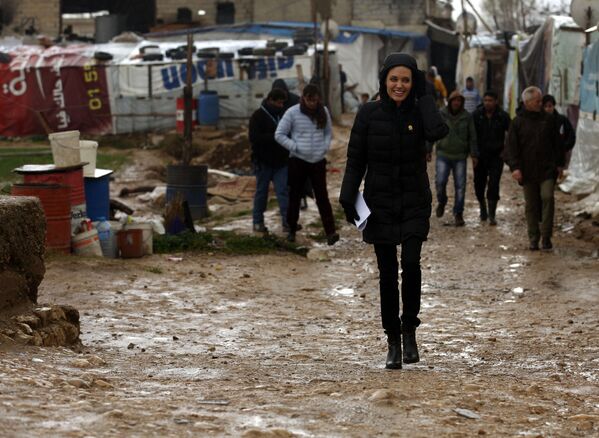 Актриса и посол доброй воли ООН Анджелина Джоли во время визита в лагерь сирийских беженцев на севере Иордании - Sputnik Абхазия