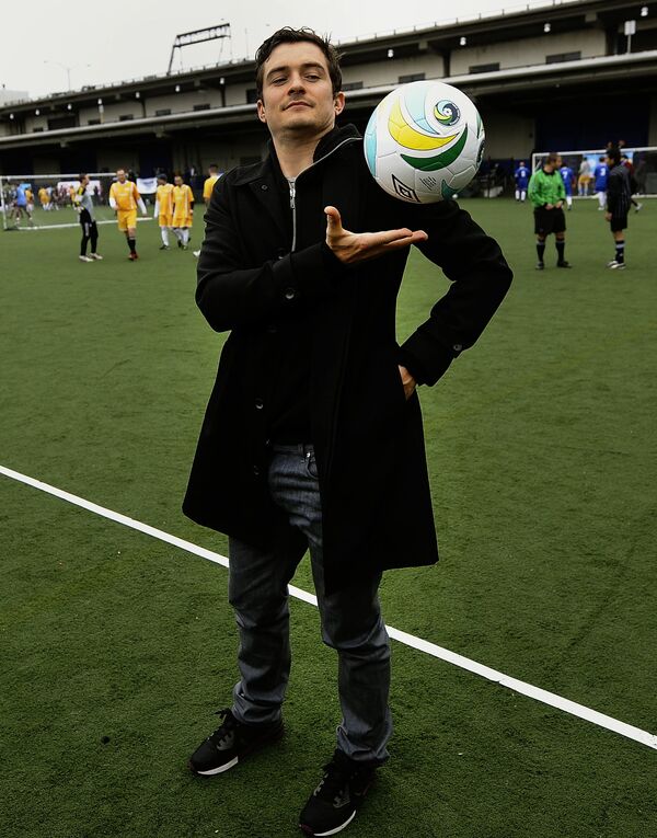 Британский актер Орландо Блум во время игры с футбольным мячом, 2011 год - Sputnik Абхазия
