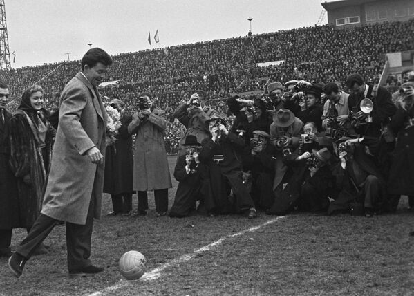 Французский актер Жерар Филип делает первый удар по мячу в Москве, 1955 год - Sputnik Абхазия