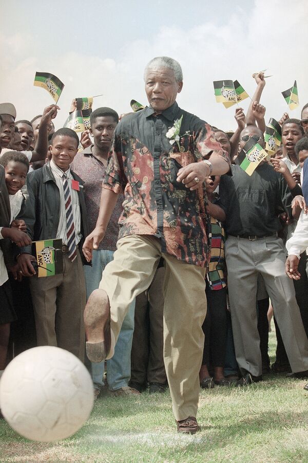 Президент Африканского национального конгресса Нельсон Мандела играет с мячом в Школе сельскохозяйственной подготовки Boskop в Южной Африке, 1994 год - Sputnik Абхазия