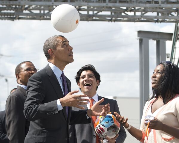 Президент США Барак Обама во время игры с футбольным мячом в Танзании, 2013 год - Sputnik Абхазия