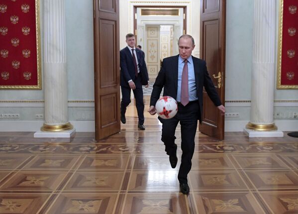 Президент РФ Владимир Путин с мячом после встречи в Кремле с президентом ФИФА Джанни Инфантино - Sputnik Абхазия