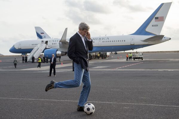 Госсекретарь США Джон Керри во время игры с футбольным мячом, 2014 год - Sputnik Абхазия