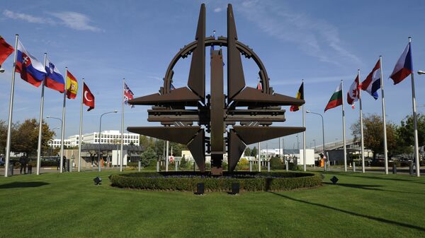 Скульптурный символ около штаб-квартиры НАТО в Брюсселе - Sputnik Аҧсны